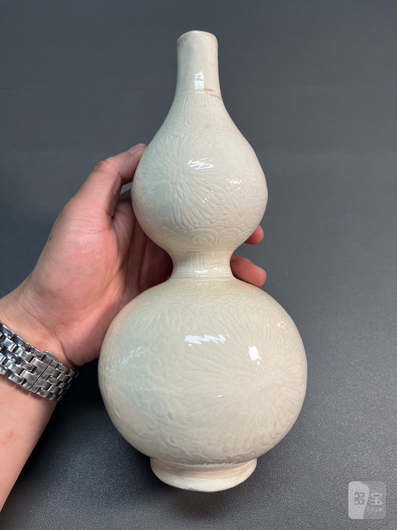 清早期 仿定白釉暗刻花卉纹葫芦瓶 - 图6
